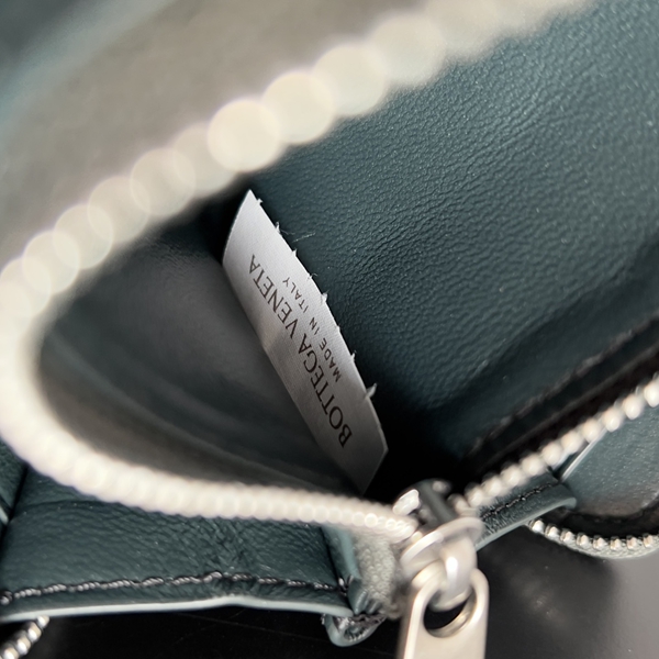 ボッテガヴェネタ財布コピー着用イメージ